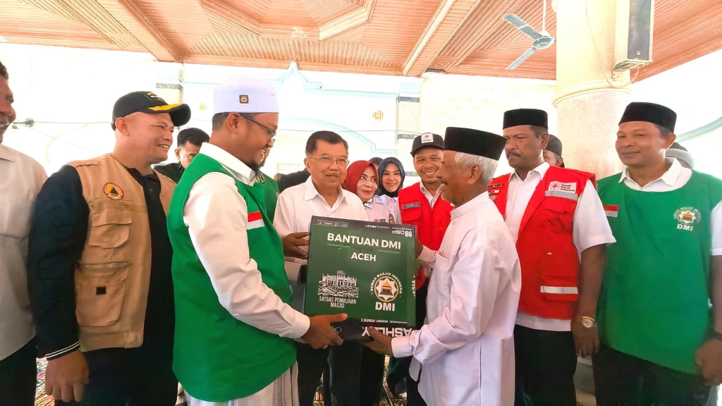 Ketua Umum DMI Jusuf Kalla menyerahkan bantuan untuk korban bencana di Aceh Utara