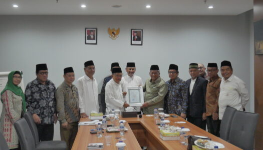 Badan wakaf Indonesia beri Sertifikat Nadhir ke DMI