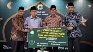 wamenkop Ferry Juliantono menyerahkan bantuan untuk Palestina via Dewan Masjid Indonesia
