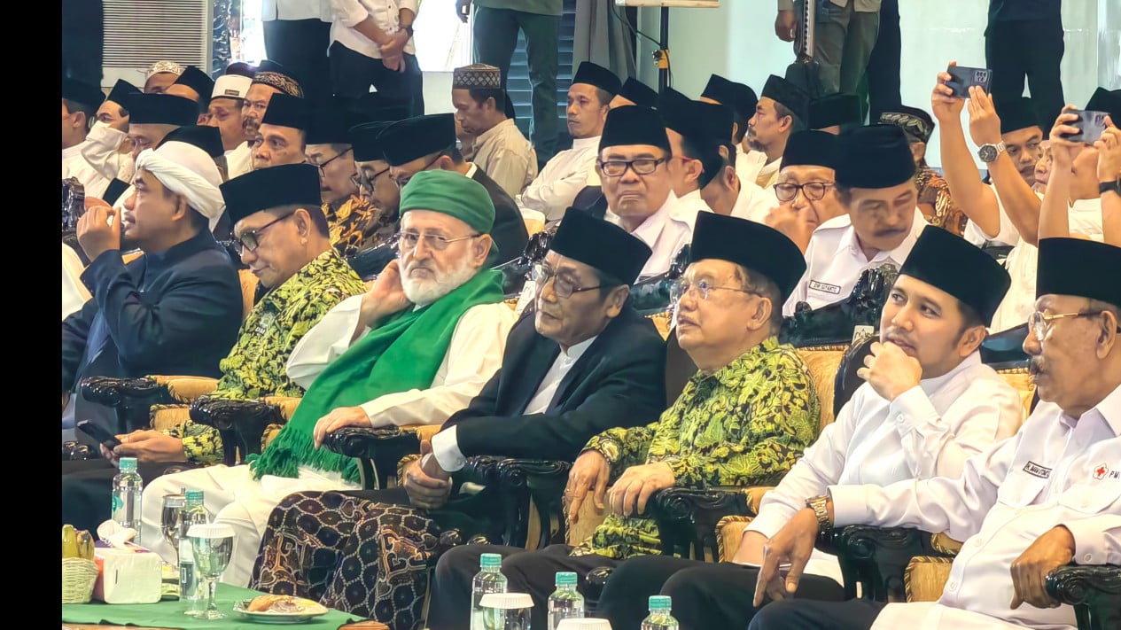 Jusuf Kalla dalam pelantikan Pengurus Wilayah DMI Jawa Timur di Surabaya, Jawa Timur.