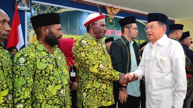 Jusuf Kalla melantik pengurus DMI Wilayah Papua, Papua Selatan, Papua Tengah, dan Papua Pengunungan di Universitas Yapis Papua