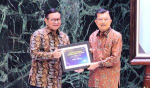 Jusuf Kall terima anugerah dewan pers