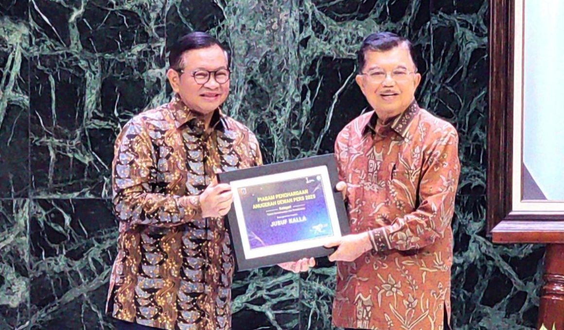 Jusuf Kall terima anugerah dewan pers