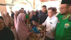 Jusuf Kalla memberikan bantuan bagi korban terdampak bencana banjir di Aceh Utara